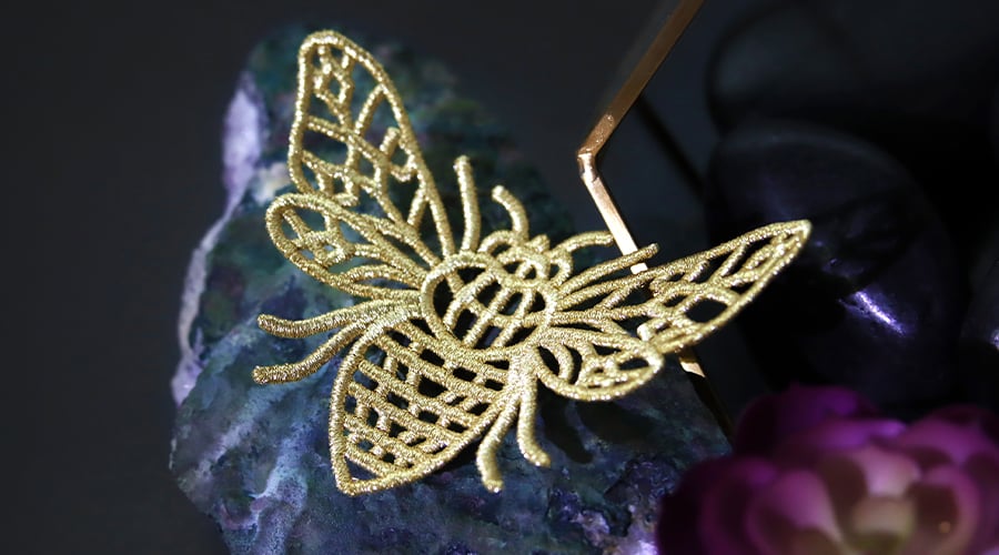 Freestanding lace - Lace bee